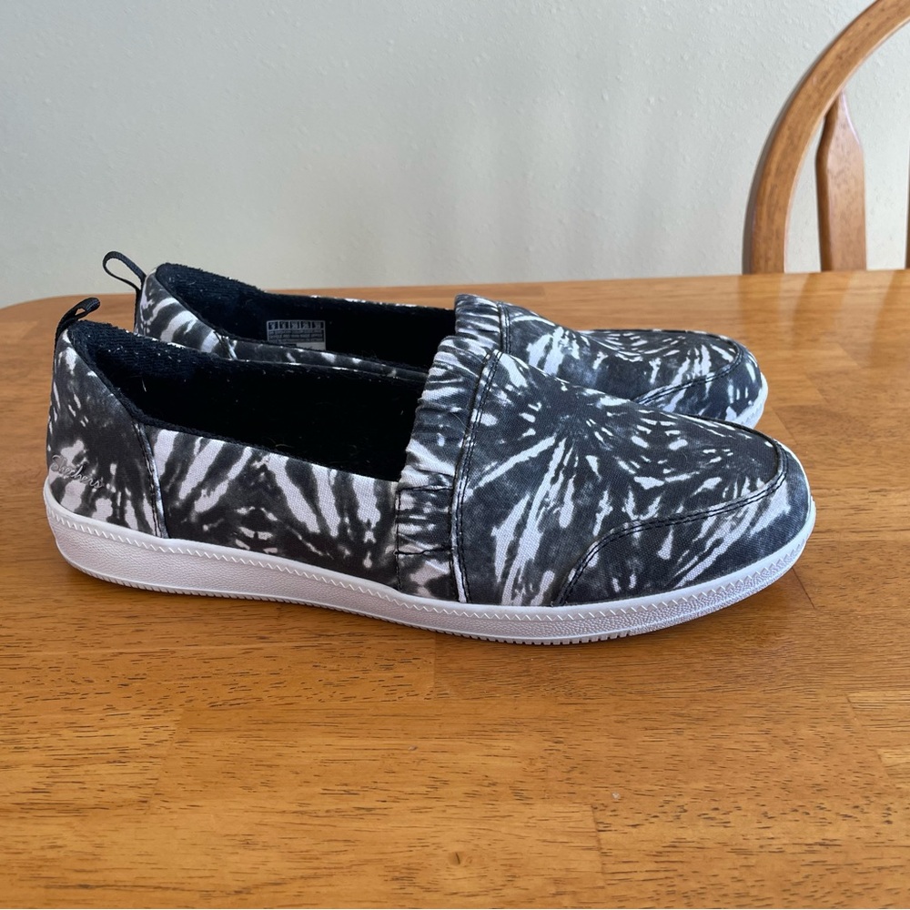Skechers 9W Wide Women Madison Ave To Dye For Black and White Slip-On Shoes